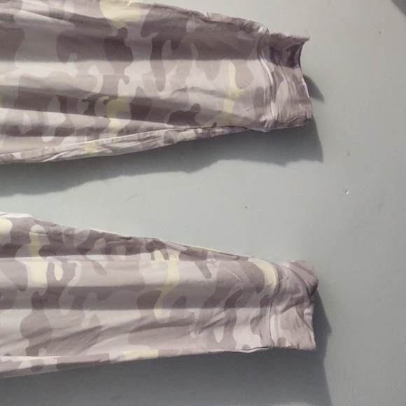 Kookaburra by UGG 3X Petite Joggers and Top Camo Lavender Set - Picture 7 of 9